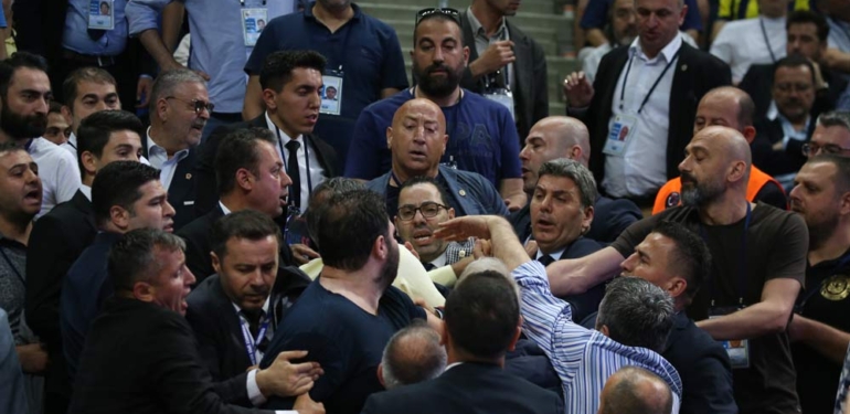 Son Dakika… Fenerbahçe Mali Genel Kurulu'nda yumruk yumruğa kavga! Ali Koç ‘Böyle devam edemem’ dedi… 1 Son-Dakika…-Fenerbahçe-Mali-Genel-Kurulu'nda-yumruk-yumruğa-kavga!-Ali-Koç-‘Böyle-devam-edemem’-dedi…
