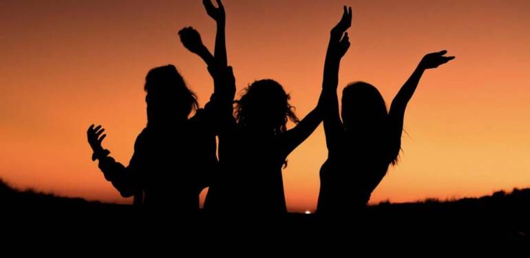 Üç kadın kendilerini aynı anda idare eden adamı hapse yollayıp birlikte tatile çıktı 1 Üç-kadın-kendilerini-aynı-anda-idare-eden-adamı-hapse-yollayıp-birlikte-tatile-çıktı