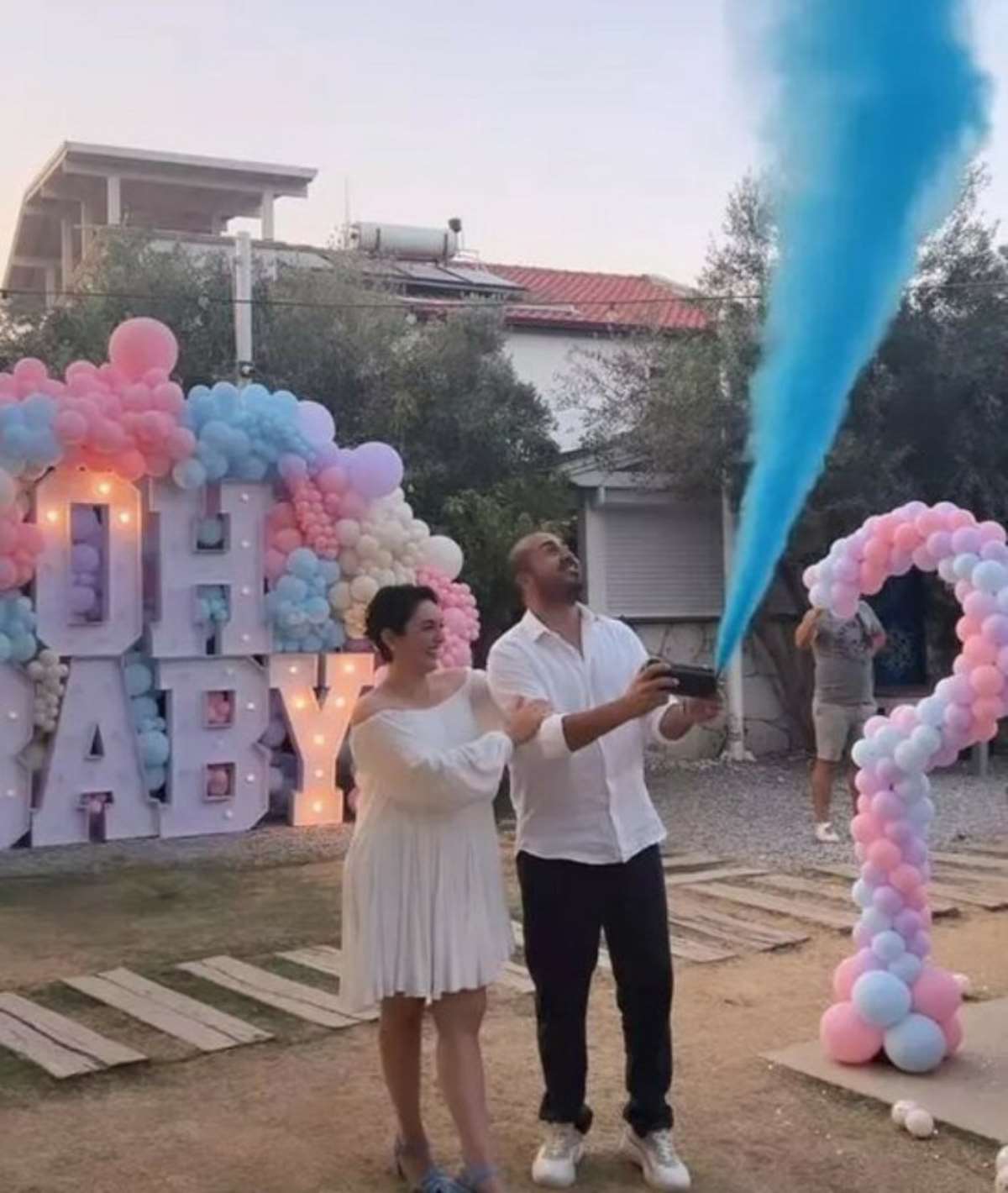 2 ay önce evlenen Ezgi Mola ile Mustafa Aksakallı’nın bebeğinin cinsiyeti belli oldu