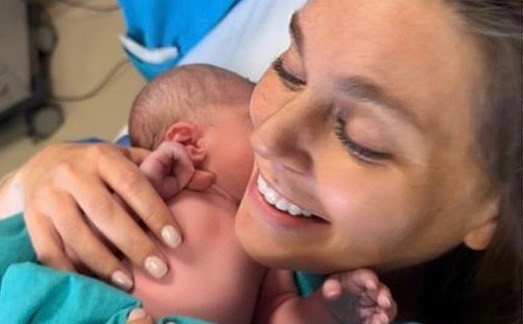 Annelik heyecanı yaşayan Aslı Enver bebeğiyle ilk pozunu paylaştı: Hayatımın en özel günü