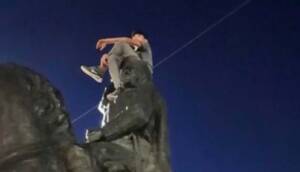 Atatürk heykelinin üzerine çıkan suriyeli gözaltına alındı