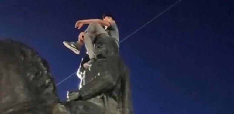 Atatürk heykelinin üzerine çıkan suriyeli gözaltına alındı