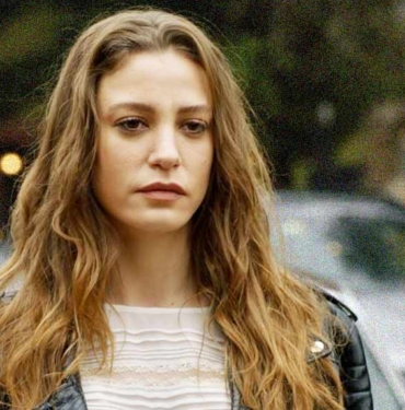 Bu-halini-unutun!-Serenay-Sarıkaya,-yeni-dizisi-için-saçlarını-kısacık-kestirdi