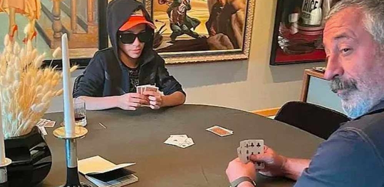 Cem Yılmaz’dan velilere tavsiye: Çocuğunuza iskambil, okey tavla öğretin tatilde rahat edersiniz