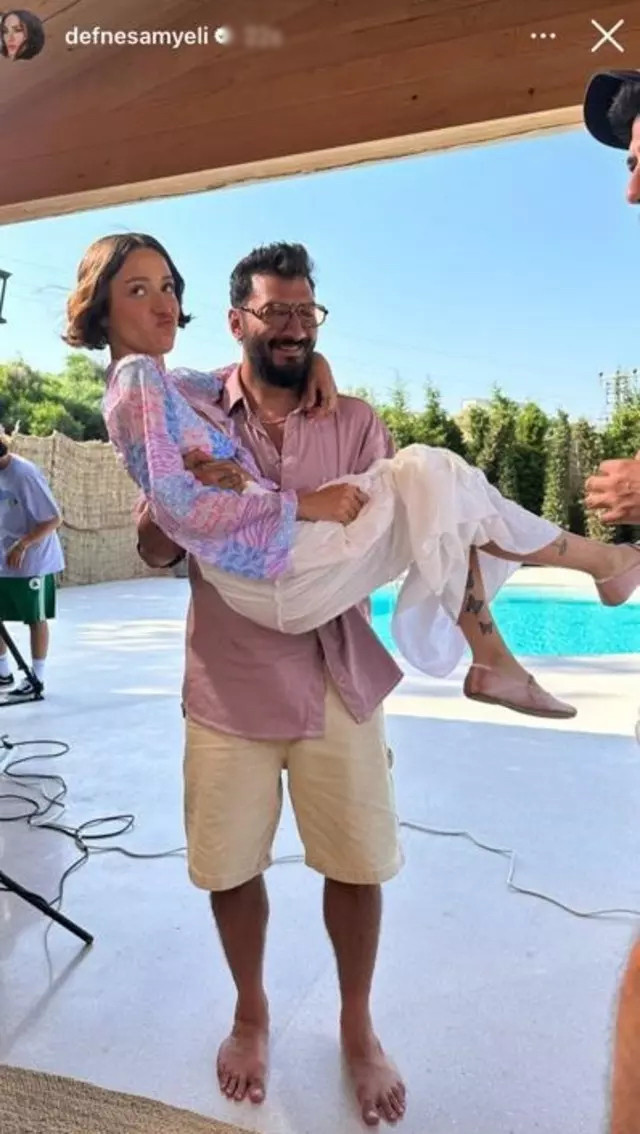 Defne Samyeli'nin sevgilisi Zeynep Bastık'ı kucağına aldı! Sosyal medyada gündem oldu
