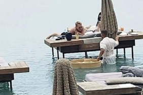 Garson-tatil-beldesinde-kıyafetleriyle-beline-kadar-suyun-içinde-servis-yaptı!-Bakanlık-harekete-geçti