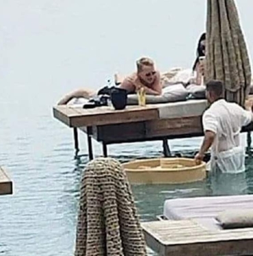 Tatil beldesindeki garson kıyafetleriyle beline kadar suyun içinde servis yaptı! Bakanlık harekete geçti 9 Garson-tatil-beldesinde-kıyafetleriyle-beline-kadar-suyun-içinde-servis-yaptı!-Bakanlık-harekete-geçti