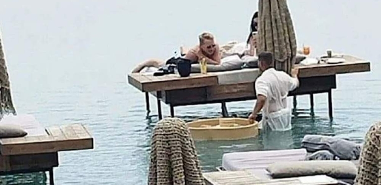 Tatil beldesindeki garson kıyafetleriyle beline kadar suyun içinde servis yaptı! Bakanlık harekete geçti