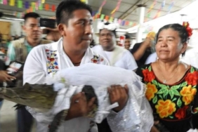 Gelinlik bile giydirdiler: Belediye başkanı timsahla evlendi! “Birbirimizi seviyoruz, aşk yoksa evlilik olamaz" 9 Gelinlik-bile-giydirdiler--Belediye-başkanı-timsahla-evlendi!-“Birbirimizi-seviyoruz,-aşk-yoksa-evlilik-olamaz