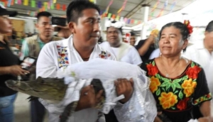 Gelinlik bile giydirdiler: Belediye başkanı timsahla evlendi! “Birbirimizi seviyoruz, aşk yoksa evlilik olamaz"