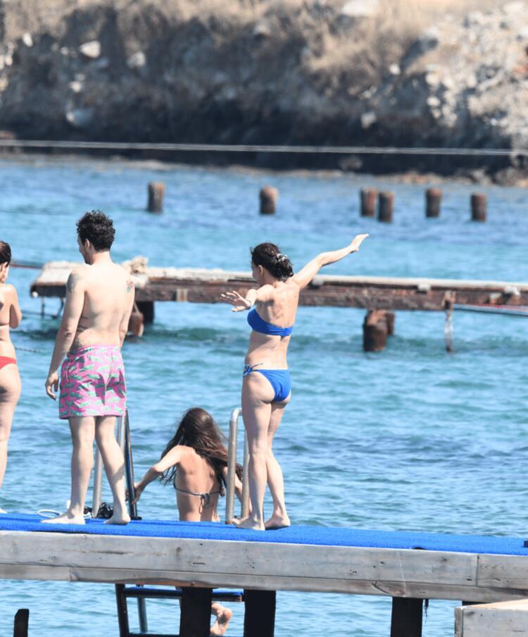 Hande Ataizi plajda bikinisiyle spor yaptı