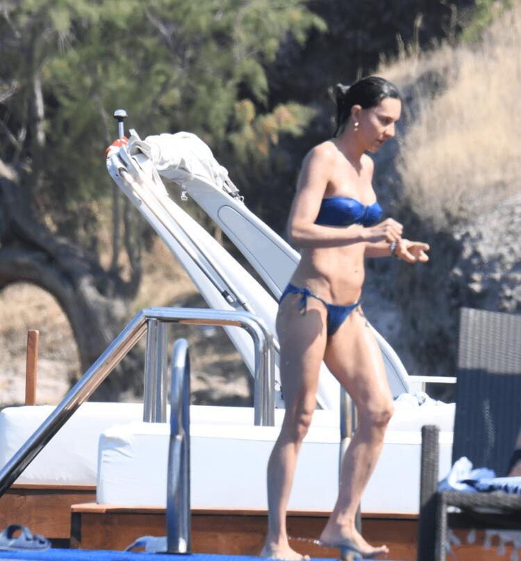 Hande Ataizi plajda bikinisiyle spor yaptı