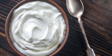 Hem-sağlıklı-hem-lezzetli!-Evde-en-kolay-süzme-yoğurt-tarifi