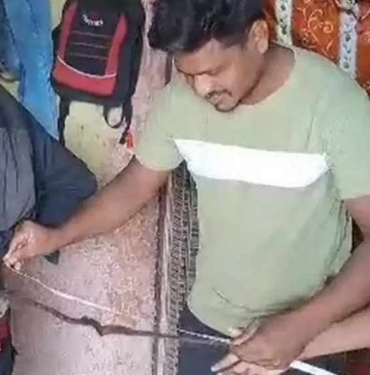 Hindistan’da-belinde-60-cm’lik-kuyruk-çıkan-çocuğu-’Tanrı’-ilan-ettiler