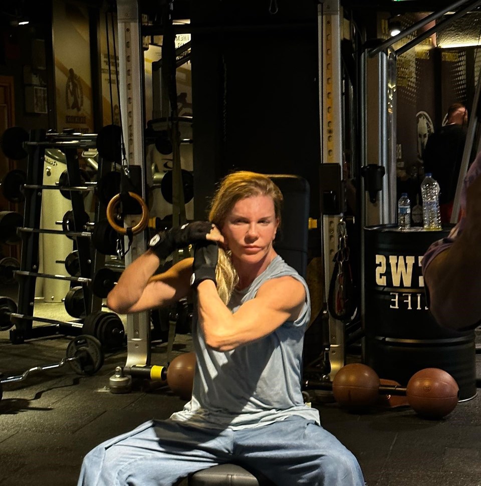 Mazhar Alanson’un eşi Biricik Suden’den eleştirilere cevap: Özkan benim 44 yıllık dostum 3 Mazhar Alanson’un eşi Biricik Suden’den eleştirilere cevap: Özkan benim 44 yıllık dostum