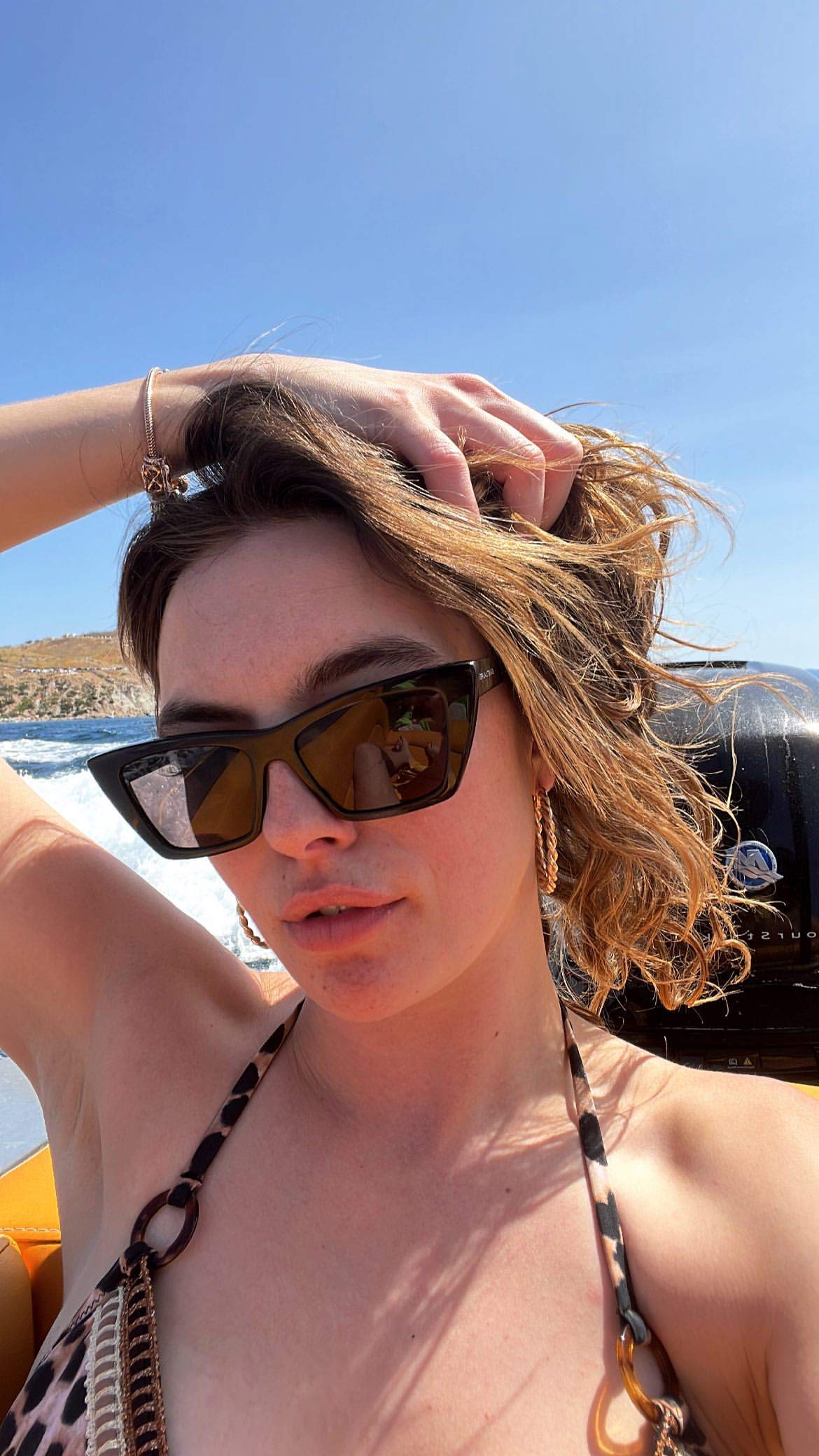 Melis Sezen bikinili havuz başı pozlarını paylaştı