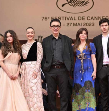 Merakla bekleniyordu: Nuri Bilge Ceylan’ın “Kuru Otlar Üstüne” filminin vizyon tarihi belli oldu 3 Merakla-bekleniyordu--Nuri-Bilge-Ceylan’ın-“Kuru-Otlar-Üstüne”-filminin-vizyon-tarihi-belli-oldu