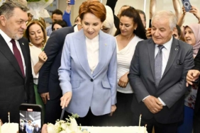 Meşalelerle-karşıladılar--İyi-Parti'den-Meral-Akşener'e-doğum-günü-sürprizi