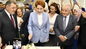 Meşalelerle karşıladılar: İyi Parti'den Meral Akşener'e doğum günü sürprizi