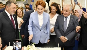 Meşalelerle-karşıladılar--İyi-Parti'den-Meral-Akşener'e-doğum-günü-sürprizi