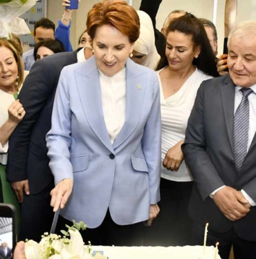 Meşalelerle-karşıladılar--İyi-Parti'den-Meral-Akşener'e-doğum-günü-sürprizi