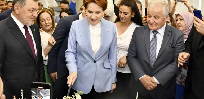 Meşalelerle karşıladılar: İyi Parti’den Meral Akşener’e doğum günü sürprizi