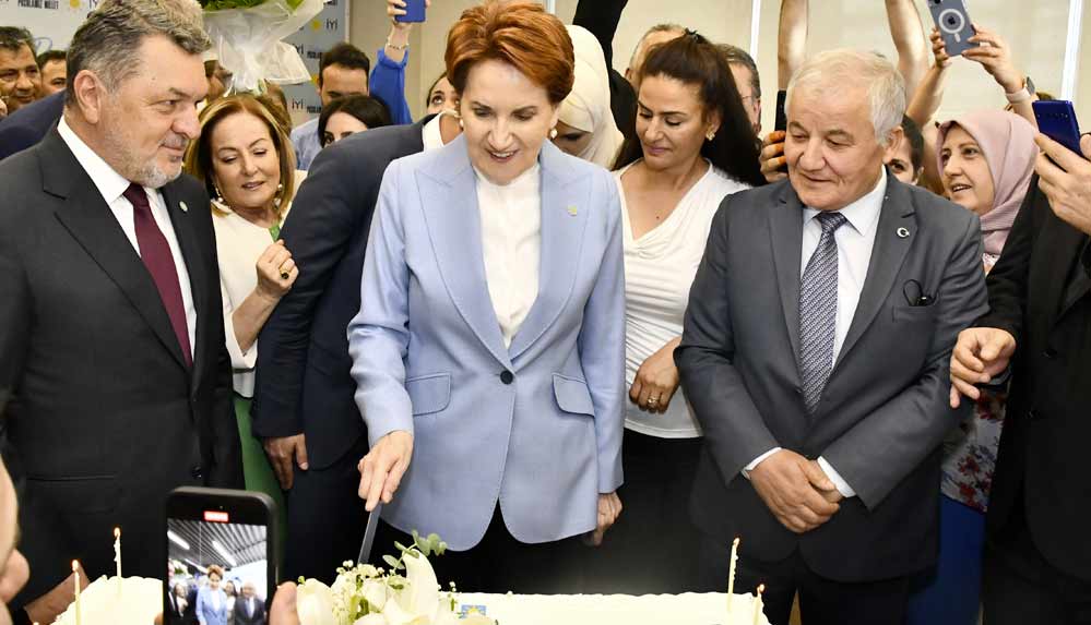 Meşalelerle karşıladılar: İyi Parti'den Meral Akşener'e doğum günü sürprizi