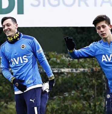 Mesut Özil’den Arda Güler’e sürpriz ‘transfer’ telefonu! 3 Mesut-Özil’den-Arda-Güler’e-sürpriz-‘transfer’-telefonu!