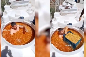 Mide bulandıran görüntüler: Çıplak şekilde zeytin tankına girip zeytinleri sepetledi 3 Mide-bulandıran-görüntüler--Çıplak-şekilde-zeytin-tankına-girip-zeytinleri-sepetledi