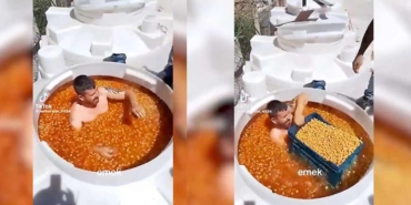 Mide-bulandıran-görüntüler--Çıplak-şekilde-zeytin-tankına-girip-zeytinleri-sepetledi