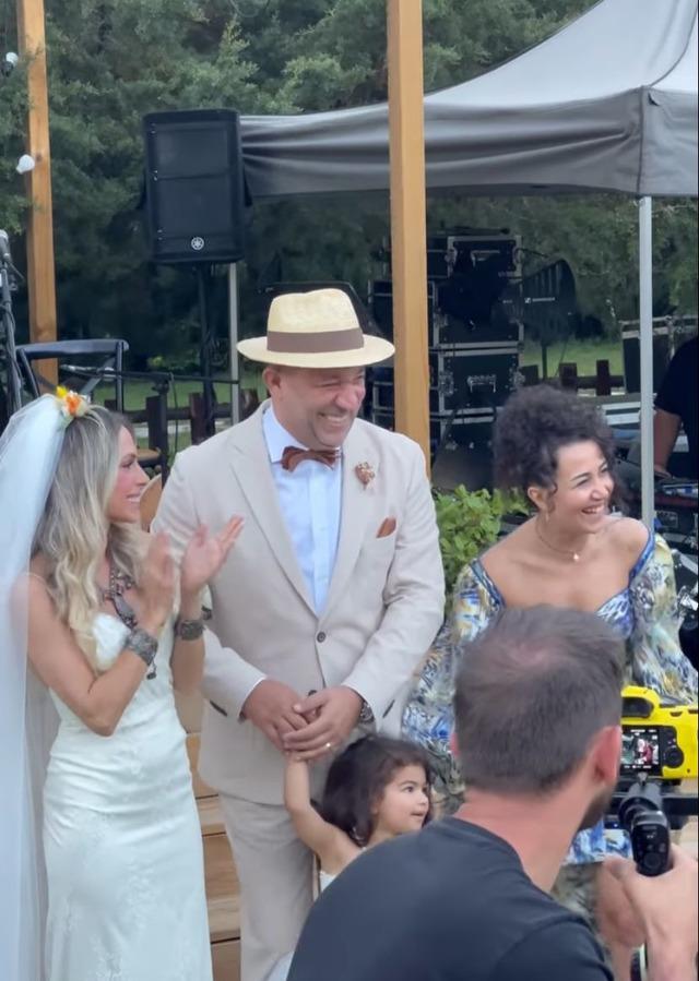 Nikahı Müjdat Gezen kıydı: Arka Sokaklar'ın Mesut'u Şevket Çoruh 5 yıllık eşiyle düğün yaptı!