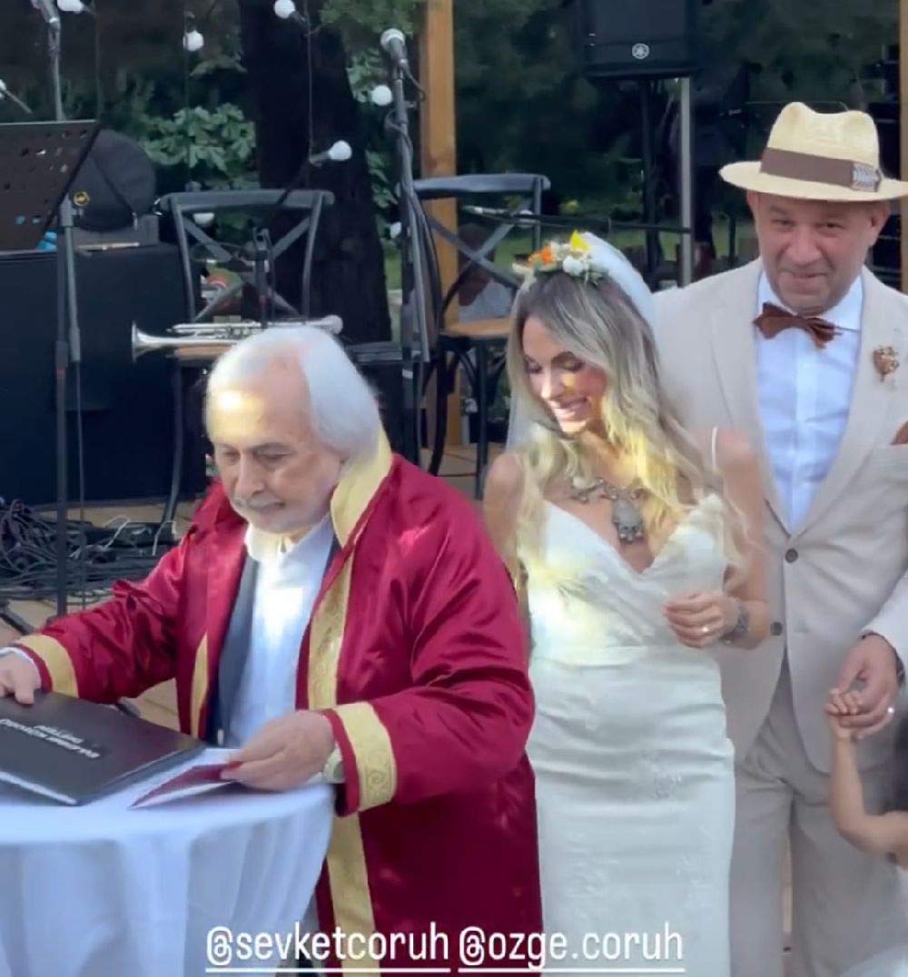 Nikahı Müjdat Gezen kıydı: Arka Sokaklar'ın Mesut'u Şevket Çoruh 5 yıllık eşiyle düğün yaptı!