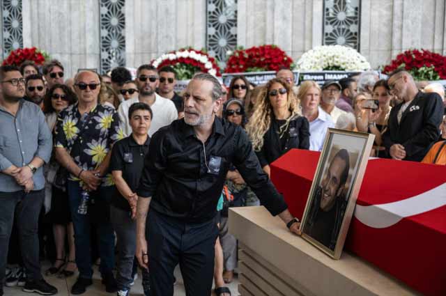 Ozan Güven tabutun başından ayrılmadı: Özkan Uğur son yolculuğuna uğurlandı