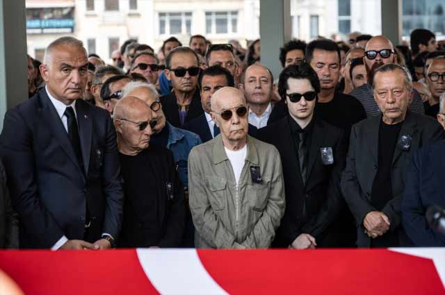 Ozan Güven tabutun başından ayrılmadı: Özkan Uğur son yolculuğuna uğurlandı