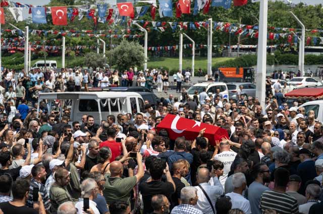 Ozan Güven tabutun başından ayrılmadı: Özkan Uğur son yolculuğuna uğurlandı