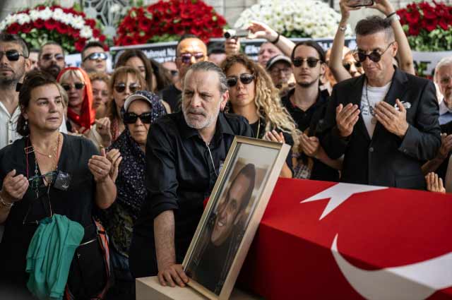 Ozan Güven tabutun başından ayrılmadı: Özkan Uğur son yolculuğuna uğurlandı