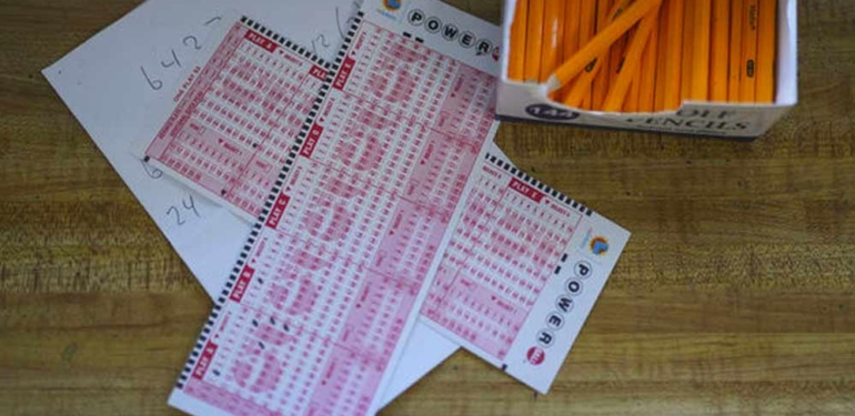 Para toplayıp piyango bileti alan 11 kadın 1 milyon dolardan fazla kazandı