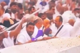 Şeytan taşlarken kendinden geçti! Taş yetmedi, koltuk değneğini silah gibi kullandı 8 Şeytan-taşlarken-kendinden-geçti!-Taş-yetmedi,-koltuk-değneğini-silah-gibi-kullandı