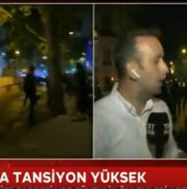 Sosyal medyada gündem oldu: Fransa’da TRT muhabirine ‘Kenara çekilin’ uyarısı yapan polis Ankaralı çıktı 7 Sosyal-medyada-gündem-oldu--Fransa’da-TRT-muhabirine-‘Kenara-çekilin’-uyarısı-yapan-polis-Ankaralı-çıktı