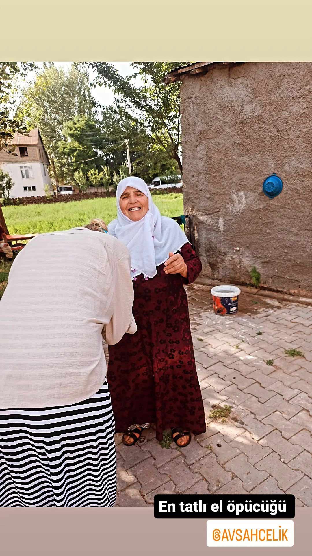 Ünlü oyuncu Wilma Elles, eşinin memleketine gidip kayınvalidesinin elini öptü: Ben artık Bitlisliyim