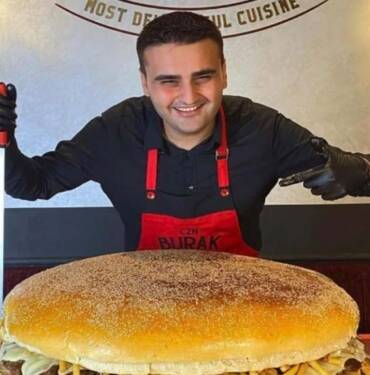 Yeni restoran için otomobillerini sattı! Özbek hayran CZN Burak'ın kapısına lüks otomobil çekti 3 Ünlü-şef-CZN-Burak-davalık-oldu--Babası-tarafından-dolandırıldı!