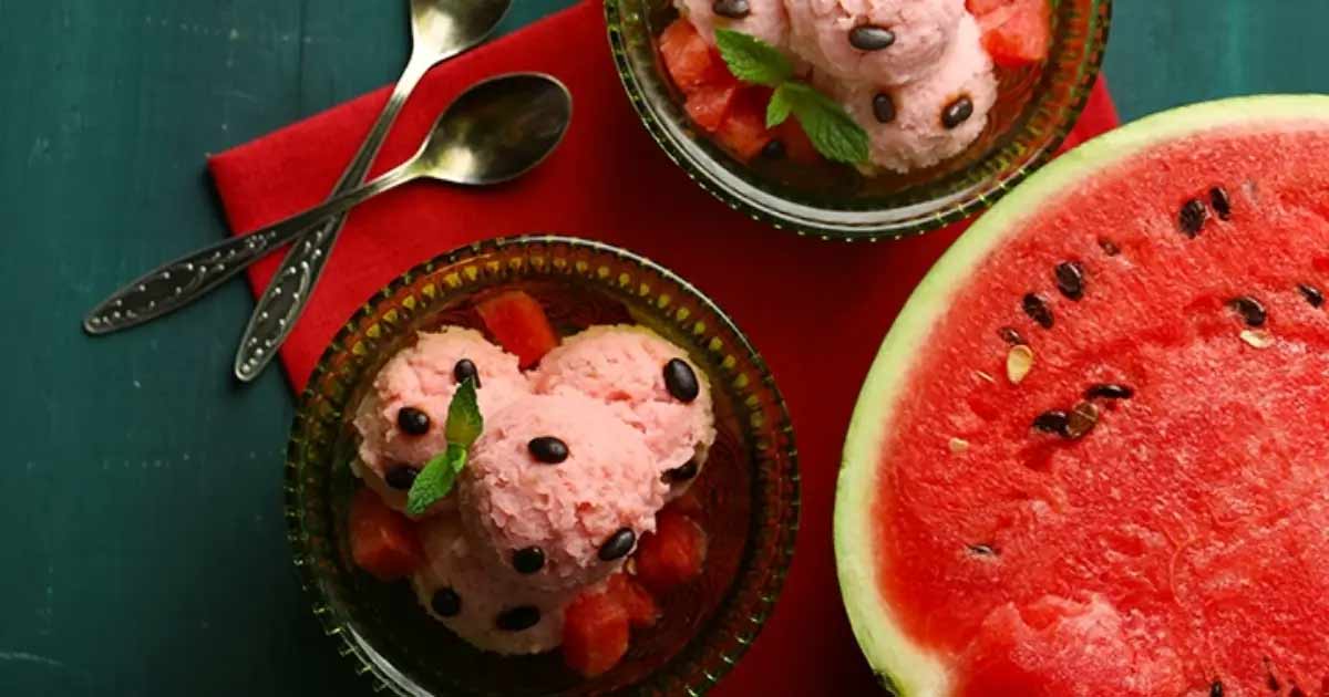 Yaz aylarının serinleten lezzeti: Evde karpuzlu dondurma tarifi