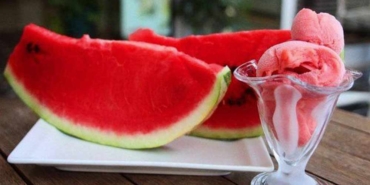 Yaz-aylarının-serinleten-lezzeti--Evde-karpuzlu-dondurma-tarifi