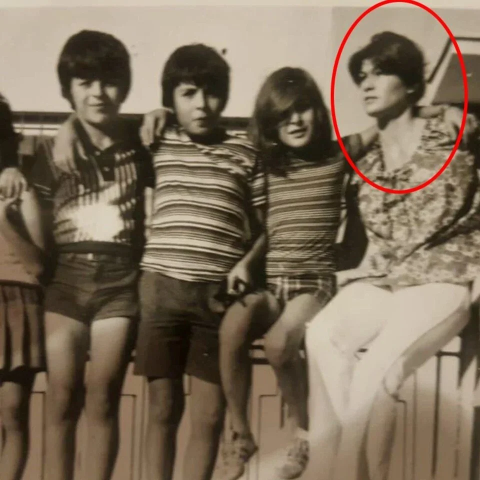 Emel Müftüoğlu'ndan gençlik fotoğrafı: Bilin bakalım ben hangisiyim?