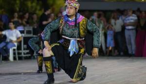 Down sendromlu ve otizmli gençlerin zeybek dansı festivallerde alkış alıyor