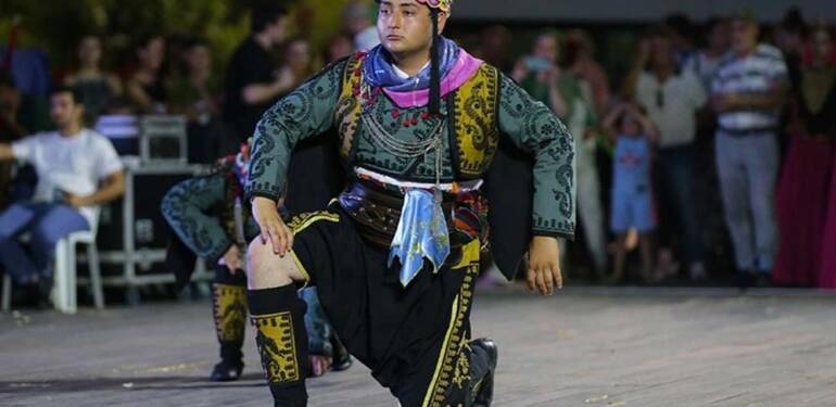 Down sendromlu ve otizmli gençlerin zeybek dansı festivallerde alkış alıyor