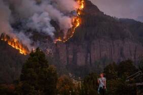 İspanya'nın turistik cenneti Kanarya Adaları yangınlarla boğuşuyor: 26 bin kişi tahliye edildi! 4 İspanya'nın-turistik-cenneti-Kanarya-Adaları-yangınlarla-boğuşuyor--26-bin-kişi-tahliye-edildi!