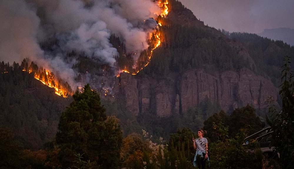 İspanya'nın turistik cenneti Kanarya Adaları yangınlarla boğuşuyor: 26 bin kişi tahliye edildi!
