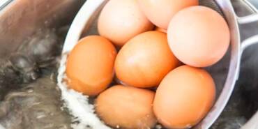 Meğerse-yıllarca-yanlış-yapmışız!-Yumurtayı-haşladıktan-sonra-sakın-suyunu-dökmeyin!