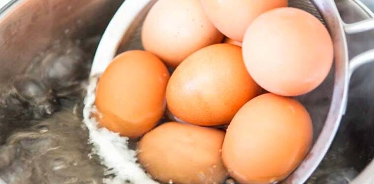 Meğerse yıllarca yanlış yapmışız! Yumurtayı haşladıktan sonra sakın suyunu dökmeyin!